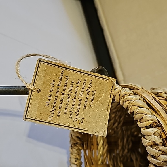 Basket with Metal Handle - Picture 4 of 9